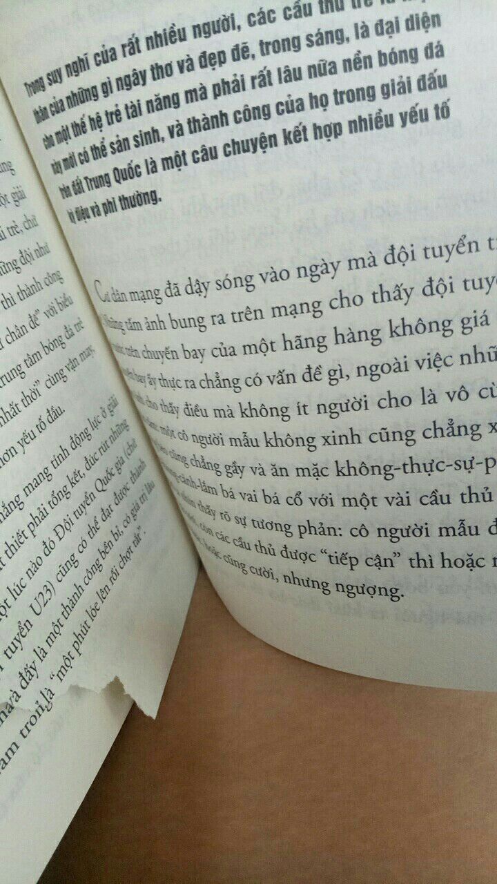 Xin chào tiki, tôi là người bỏ ra 95k chưa tính ship, đặt mua một quyển sách về những chàng trai tôi yêu thương, nhưng hỡi ơi cuốn sách được giao nó bị rách một góc cực kỳ lớn, đoạn đó tôi đọc làm sao đây ạ ?
chưa kể, tôi bỏ tiền ra 95k chứ không phải 59k để mua một quyển sách rách, và sự phục vụ khách hàng không chính đáng của tiki, mong tiki phản hồi bình luận của tôi và giải quyết nhé, thực sự tôi cay cú chuyện này lắm :) LÀM ƠN ĐI, GIẢI QUYẾT CHO RÕ VÀO, TÔI KIẾM TIỀN CŨNG CỰC KHỔ LẮM!