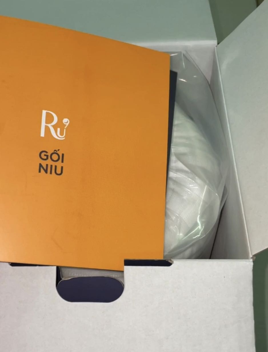 Mới đầu, có thể bạn sẽ thấy không khác gì so với gối bình thường. Nhưng sau một vài ngày, bạn sẽ cảm nhận được cổ của bạn được nâng đỡ một cách êm ái và rõ ràng cái cảm giác tuyệt vời mà gối mang lại. Nhiều người không thích mùi nhưng với mình thì không vấn đề gì. Giao hàng rất nhanh và dịch vụ rất tốt. 10 điểm… sẽ còn ủng hộ.