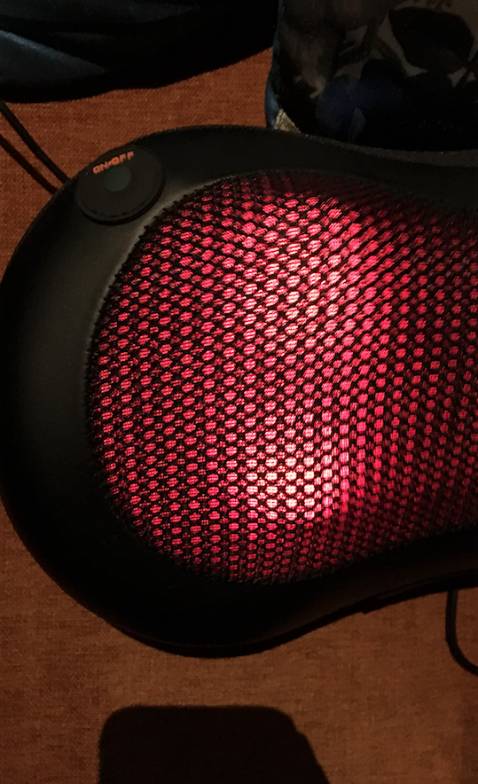 Không biết mọi người thế nào chứ mình ngồi làm việc máy tình nhiều, nhiều hôm ngồi cả ngày đau ê ẩm cả người chả muốn làm gì lại còn không ngủ được. Vì thế mình lên mua gối này về dùng thử, thấy đỡ hơn nhiều. Cứ đi làm về lấy ra dùng thì thấy thoải mái, trước khi ngủ thì cũng lấy ra dùng, dễ ngủ hơn hẳn mà nó tự tắt nên chả sợ hỏng hay chập điện gì cả. Sản phẩm tốt mọi người ạ