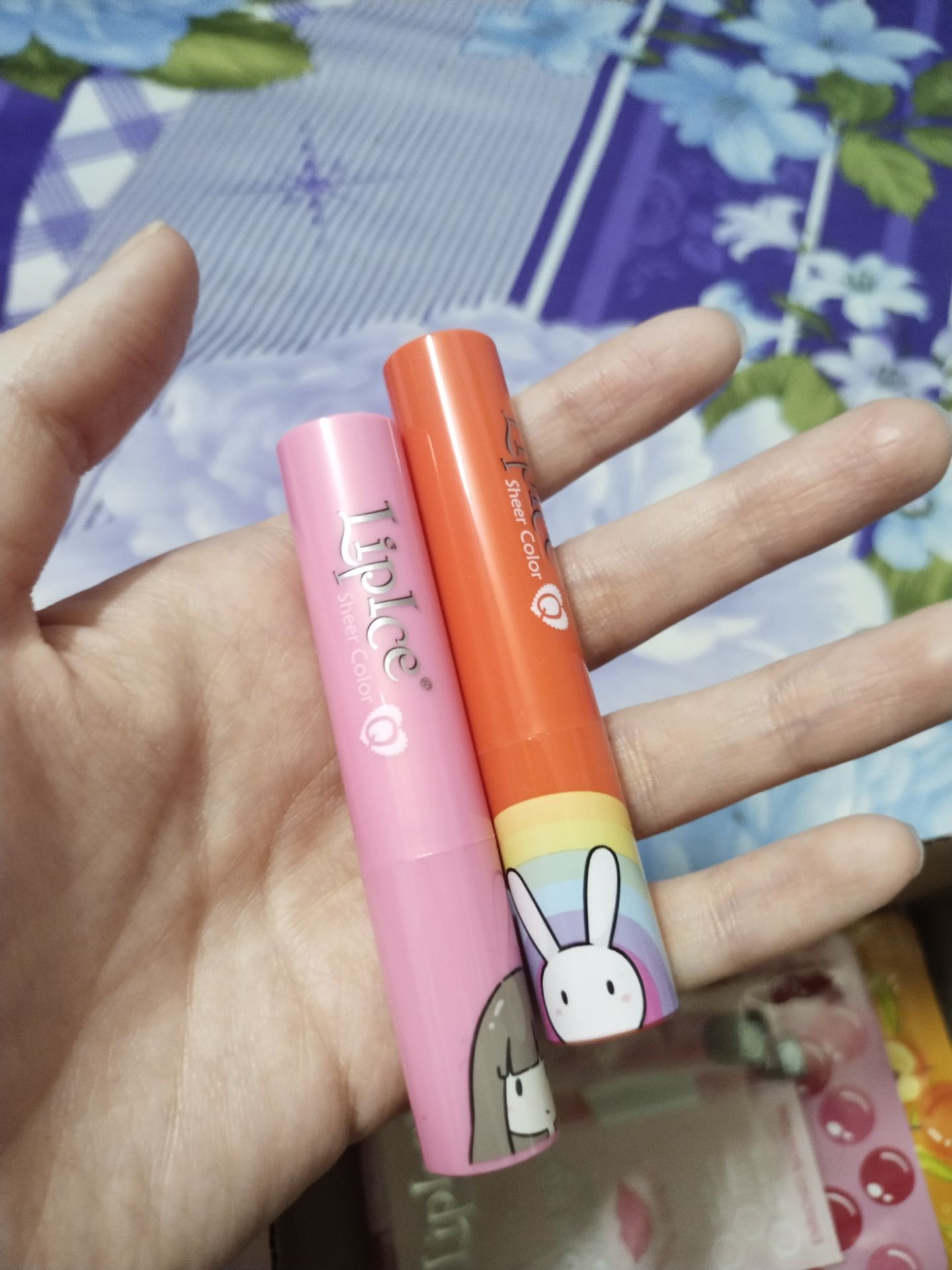 son lên màu rất tự nhiên, tiki đóng gói rất cẩn thận, giáo hàng rất nhanh. Mình đặt hôm thứ 7 mà sáng thứ 2 đã giao tới rồi. 5 sao. sẽ tiếp tục ủng hộ tiki