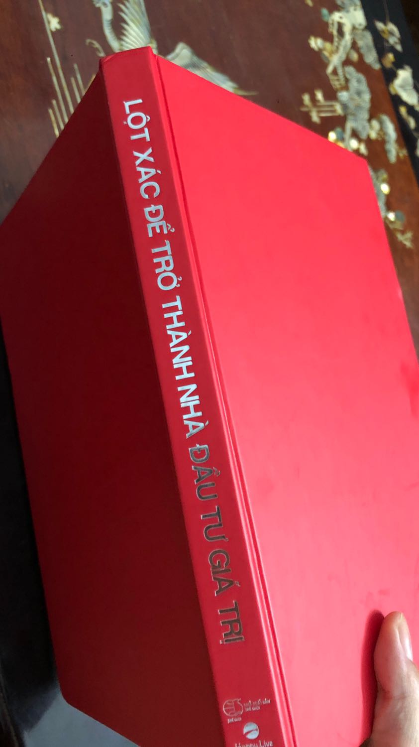 Rất rất hay nhé mọi người ơiii.. Mình bị cuốn vào sách luôn , cứ muốn đọc thôi . Ngôn ngữ giản dị dễ hiểu . quyển sách này giúp mình có cái nhìn lạc quan về đầu tư mà còn trong cuộc sống nữa. Rất đáng đồng tiền và mình thật sự hạnh phúc vì đọc được Quyển sách này. Cảm ơn Happy Live . Cảm ơn Tiki giao hành nhanh ( nhưng mình hi vọng Tiki nhè nhẹ tay , nhìn sách móp móp xót xót sao ý ) hichic ..