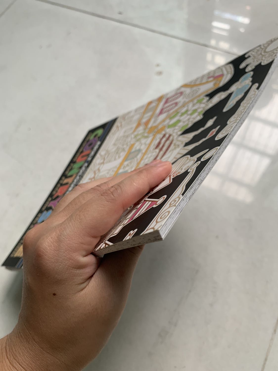 Chất lượng sao mà tệ quá, giấy rất mỏng, sần,xám xám chứ không trắng (zoom kĩ sẽ thấy)  giấy này tô lên màu xấu lem nhem. Hình in xấu, được mấy hình countryside đẹp là chụp hình quảng cáo, còn lại mình không thấy đẹp, với giá này mua được nhiều cuốn chất lượng tốt hơn nhiều. Nếu được mình muốn trả hàng lắm, có mấy chục ngàn nhưng cầm cuốn sách mỏng dính chất lượng như vậy mình thấy tiếc. Cho 2 sao vì cách đóng gói chỉn chu của Tiki thôi.