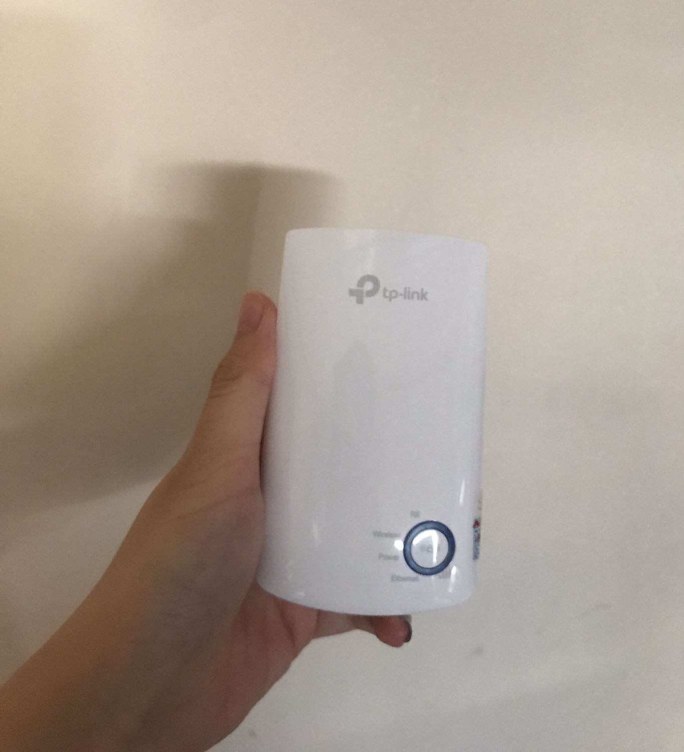 Nhà mình 2 tầng, trước đây khi dùng wifi trên tầng trên mạng rất yếu, dạo gần đây tuy vẫn bắt được sóng wifi nhưng điện thoại với laptop lại không kết nối được hoặc không load nổi. Qua tìm hiểu mình quyết định mua cục kích sóng wifi, ban đầu mình tính mua loại của Xiaomi, tuy nhiên sau khi tham khảo ý kiến bạn bè mình lại thích mẫu mã của TP-Link hơn vì thiết kế gọn, đơn giản, màu sắc đẹp, còn loại của Xiaomi nhỏ gọn nhưng có 2 râu thì mình thấy hơi bất tiện. Cách sử dụng và cài đặt của TP-Link cũng rất đơn giản, truy cập vào trang web trong tờ hdsd cài đặt xíu là xong rồi ấy ❤️ Mình thấy rất tốt, kích sóng mạnh và mượt hơn rất nhiều, bạn mình cũng khen nữa, hàng tiki yên tâm chính hãng rồi ❤️ Nói chung là rất hài lòng!