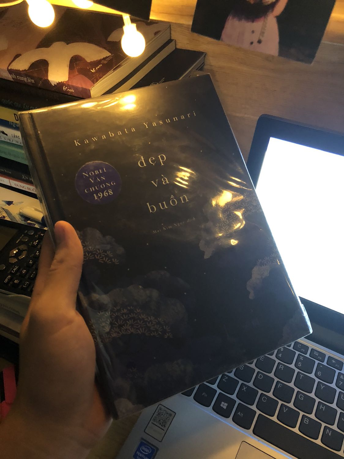 Sách bìa cứng. Review ship với đóng gói thui. Giao hàng mau, không bị hư hại gì, có dán tem ngoài bọc giấy nhưng gỡ ra được nên k có vấn đề gì :3 sách dc bảo tồn nguyên vẹn. Về nội dung thì mình chưa đọc nên chưa review dc.