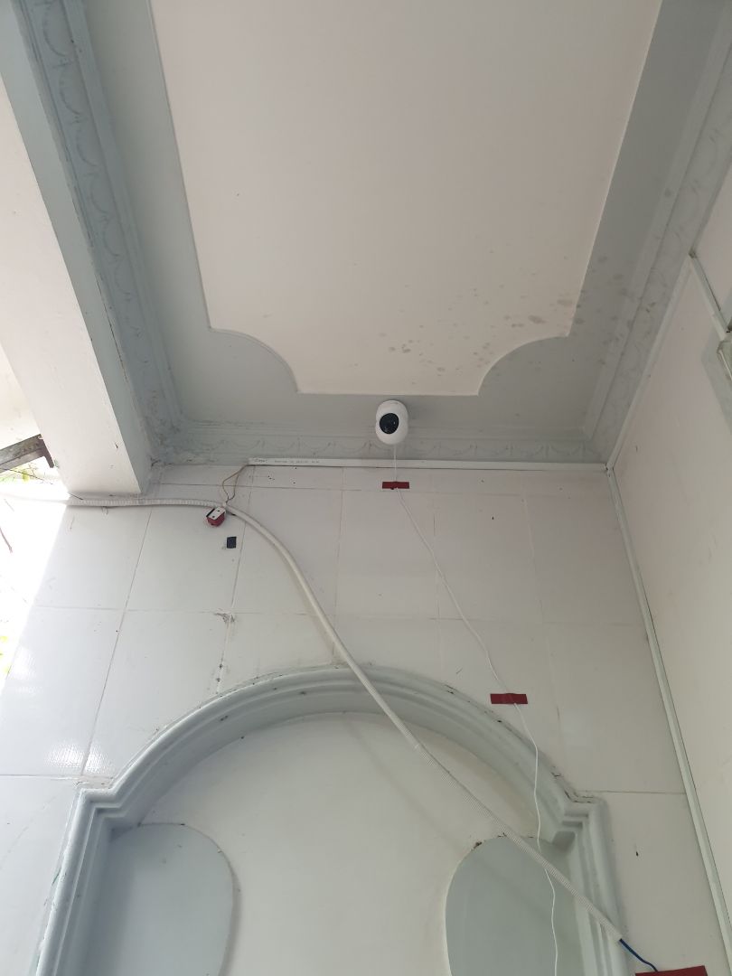 Sản phẩm tốt so với giá thành.
- Thiết kế đẹp, gọn gàng, dễ lắp đặt và cài đặt. Ngôn ngữ tiếng Việt. Có tính năng tự động quay camera theo chuyển động, có thể tắt đèn trạng thái để che dấu hoạt động của camera.
- Chất lượng hình ảnh hợp lý so với giá thành, ít lác, âm thanh tốt. Có thể đàm thoại 2 chiều tốt.
- Gói lưu trữ cloud giá quá cao so với tính năng và hiệu quả. Lại bán riêng cho từng camera là thiếu hợp lý.
- Tính năng tự động ghi hình chuyển động và tua nhanh khi xem lại chỉ áp dụng khi dùng lưu trữ cloud. Nên nếu không trả phí thì không dùng được, rất tiếc so với các camera cùng phân khúc.