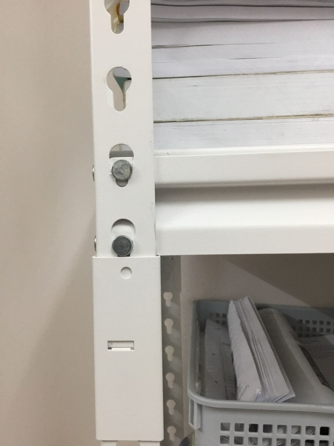 Sản phẩm:
- chất liệu: cứng cáp, ráp xong chắc chắn, không lung lay.
- tính tiện lợi: OK.
- tính thẩm mỹ: OK.
- tính sáng tạo: OK.
- Tuy nhiên, tính tinh tế chưa cao, vài con ốc bị sét, nhiều mối gõ không khớp hoàn toàn, đôi khi mối gõ làm tróc lớp sơn khi gõ. 

Dịch vụ nhà cung ứng: giao hàng nhanh dù đang trong mùa dịch, đóng gói kỹ.