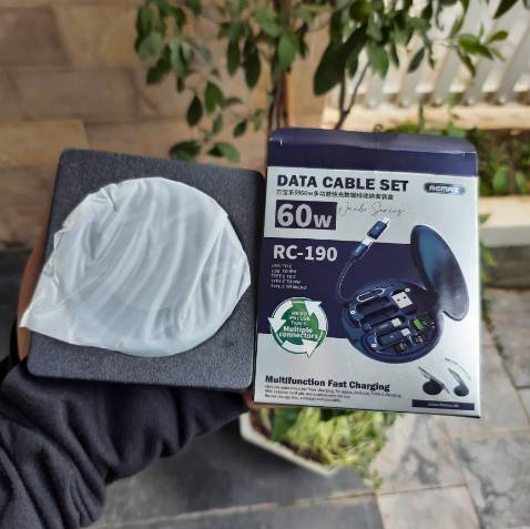 Hàng đúng như thông tin mô tả.
Nhân viên giao hàng siu nhanh, lịch sự, thân thiện.
Sản phẩm k bao gồm củ sạc nên p mua riêng. Hy vọng shop sẽ giảm giá củ sạc remax 60 w xuốg 300 k - 350 k trog tương lai. (T.T.)
Sản phẩm khá thích hợp khi đem theo đi du lịch, tất cả chỉ trog 1 hộp phấn nho nhỏ.
Nhược điểm: 
Chỗ thanh dựng điện thoại khá mỏng và khá khó gỡ ra xài thui. Còn lại thì tuyệt vời ông mặt trời, k có điểm j chê đc.
AIOChannel Hàng đúng như thông tin mô tả.
Nhân viên giao hàng siu nhanh, lịch sự, thân thiện.
Sản phẩm k bao gồm củ sạc nên p mua riêng. Hy vọng shop sẽ giảm giá củ sạc remax 60 w xuốg 300 k - 350 k trog tương lai. (T.T.)
Sản phẩm khá thích hợp khi đem theo đi du lịch, tất cả chỉ trog 1 hộp phấn nho nhỏ.
Nhược điểm: 
Chỗ thanh dựng điện thoại khá mỏng và khá khó gỡ ra xài thui. Còn lại thì tuyệt vời ông mặt trời, k có điểm j chê đc.
AIOChannel