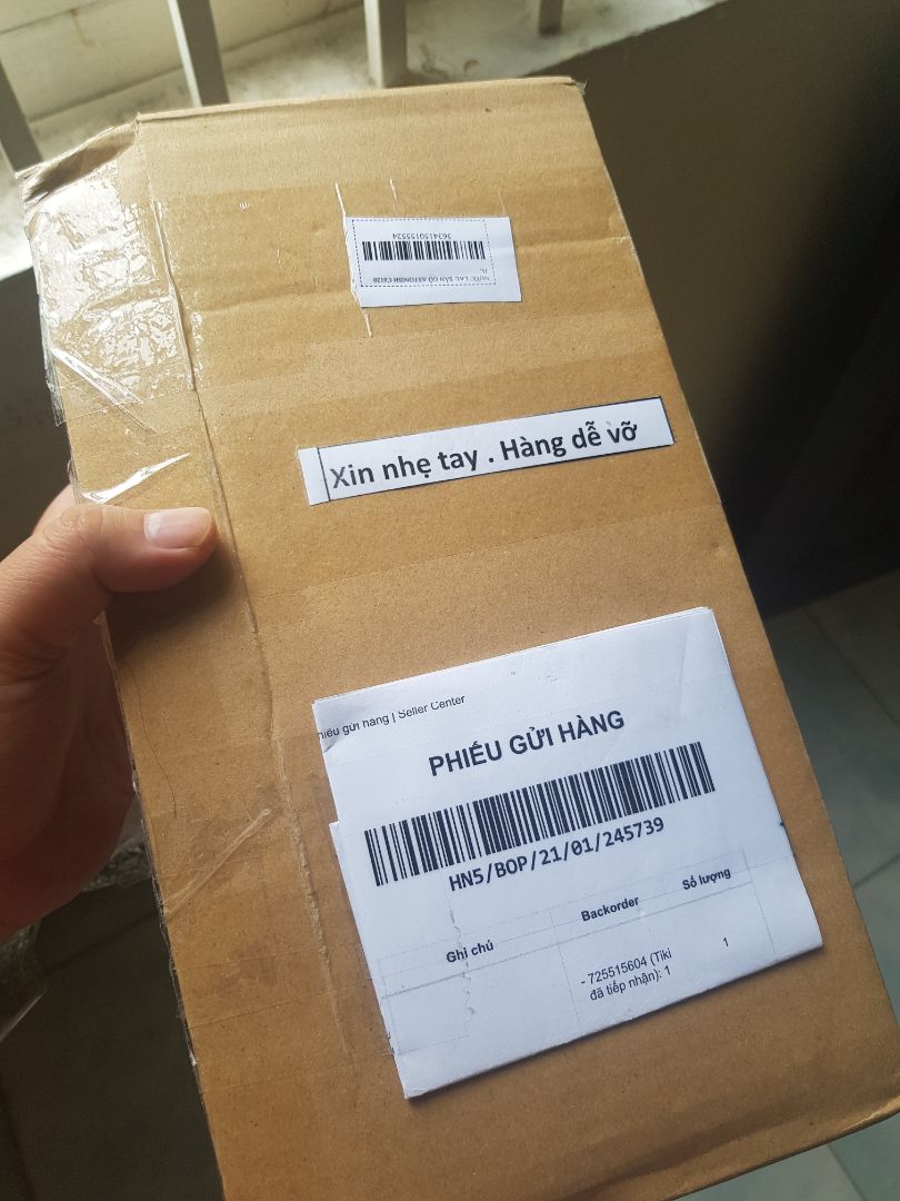 Sản phẩm sử dụng khá okay. 
Nhưng thật sự cực kì thất vọng với đối tác vận chuyển của tiki. Bên nhà cung cấp gói hàng rất cẩn thận quấn màng bọc xốp chèn đầy đủ bên ngoài dán hàng dễ vỡ nhẹ tay mà tới tay mình thì bị trào nước rửa ra ngoài. Chắc chắn vận chuyển bằng đường không (nén chọi quăng combo) nên mới bị trào ra như thế này