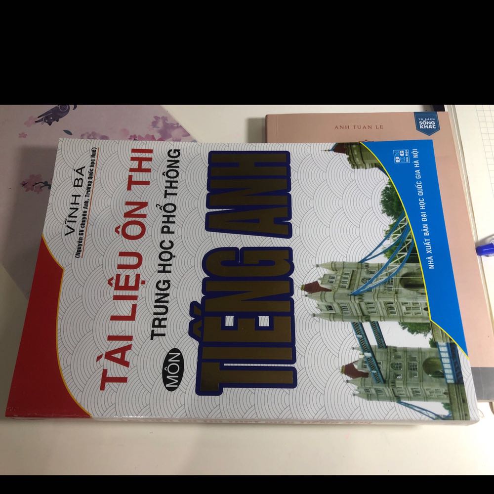 Sách hơi xước nhẹ