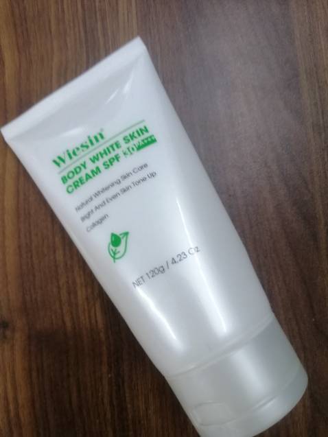 chất kem body này ko gây bết rít, ko ngứa, mùi thơm, xài thêm 1-2 tuần nữa để xem da có trắng