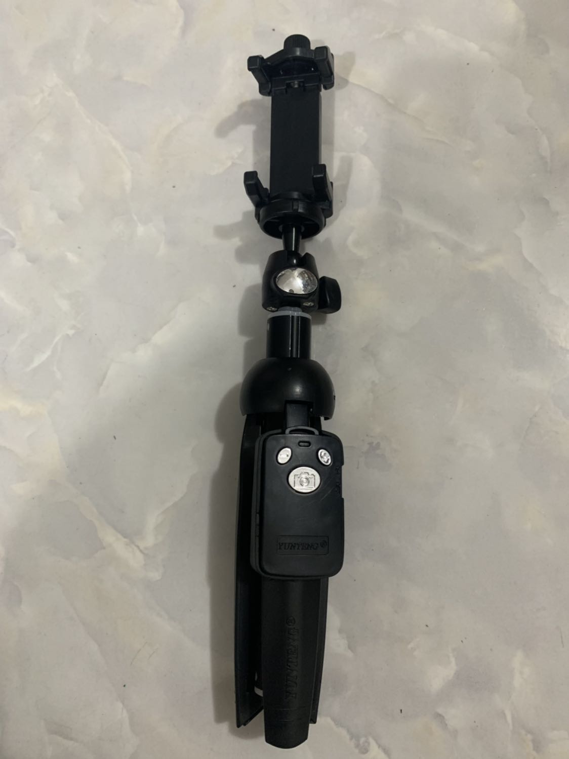 Hàng chuẩn chính hãng , cầm chắc tay , linh hoạt chụp mọi góc độ , có remote chụp ảnh từ xa ,tích hợp cả cầm tay và tripod rất tiện lợi !