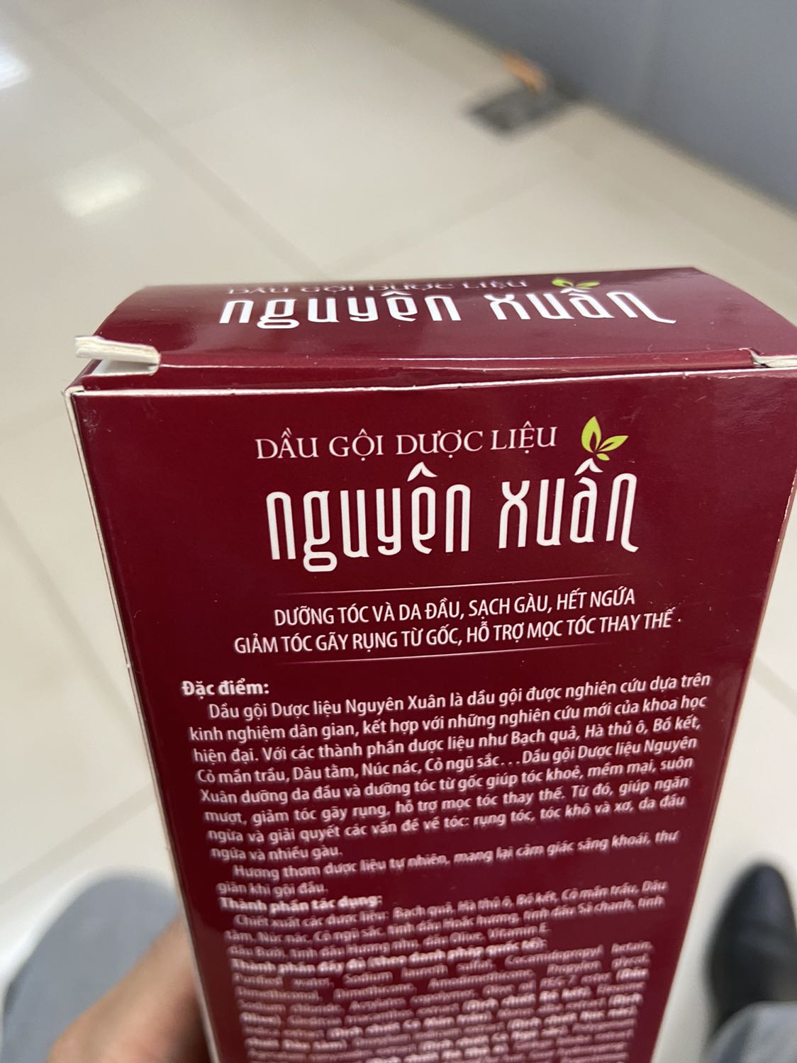 Giao hàng nhanh, đóng gói kỹ lưỡng.
Tuy nhiên cả hộp đựng và chai dầu gội đều không có tem niêm phong. Nên tôi hoang mang quá! Không biết có mua đúng hàng thật không? Chẳng lẽ nhà sản xuất không dùng tem niêm phong sản phẩm?
