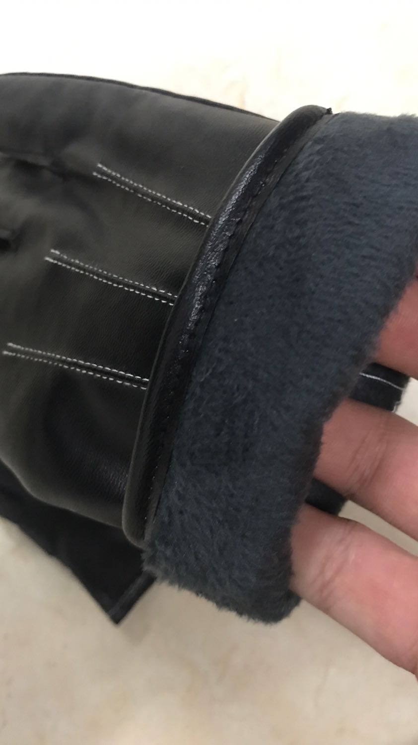 Găng tay da này xịn xò lắm. Vuốt điện thoại cảm ứng rần rần như để tay trền luôn. Da mềm dùng một thời gian rồi thấy rất bền bỉ không cước rachs. Mình mấy lần đi mưa phùn rồi ko thấy thấm ướt. Quá chất cho một đôi găng tay. Ủng hộ shop 5 sao.