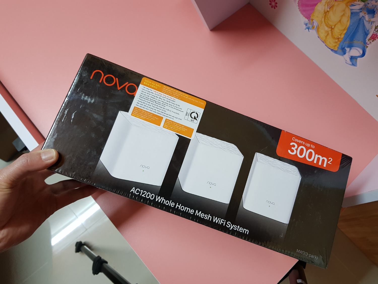 Mình đọc review, Specs rất nhiều trước khi mua và cũng đã có 1 bộ y như vầy mua tại của hàng giá 2,6t nên thấy Tiki giảm còn 1,6t thì mua. Nhưng có những thứ ẩn không công bố nên dùng mới biết chứ không có tài liệu công bố.
1. Nếu mạng internet >100Mb thì hầu như chỉ 100Mb là max. vì mình thuê bao 150Mb mà không tài nào *** dc lên 100Mb dù router cũ vẫn *** >150 mình thường. Mua cái đầu đường truyền nhà mạng chỉ có 90Mb max nên không để ý! (gói cty với IP static)
2. Cổng LAN trên node ko kết rối dc với đầu ghi camera analog dù vẫn dùng bình thường với router trước và chỉ có 100Mb max LAN. Nên dùng Gigabit thì ko nên!
3 . App hay bị đơ và rớt khi thêm bộ mesh thứ 2.
4. Dù các tầng và node đều báo đèn xanh nhưng tốc độ ko ổn định cho lắm ở cái xa nhất vì mình để cái chính tầng 3, 1 cái tầng 2, và tầng 1 rất chập chờn. Các bạn nên bố trí node chính ở giữa thì tốt.
5. Chỉ có 1.6 triệu cho 1 bộ cho mesh 3 nodes thì như vầy là chấp nhận dc. Nhưng hãng nên công bố tất cả thông số thì tốt hơn là mập mờ không nói các thông số hạng chế!
6. Nếu nhà rộng và 2 tầng thì phủ sóng rất tốt vì cái đầu mình dùng như vậy và ất hài lòng.