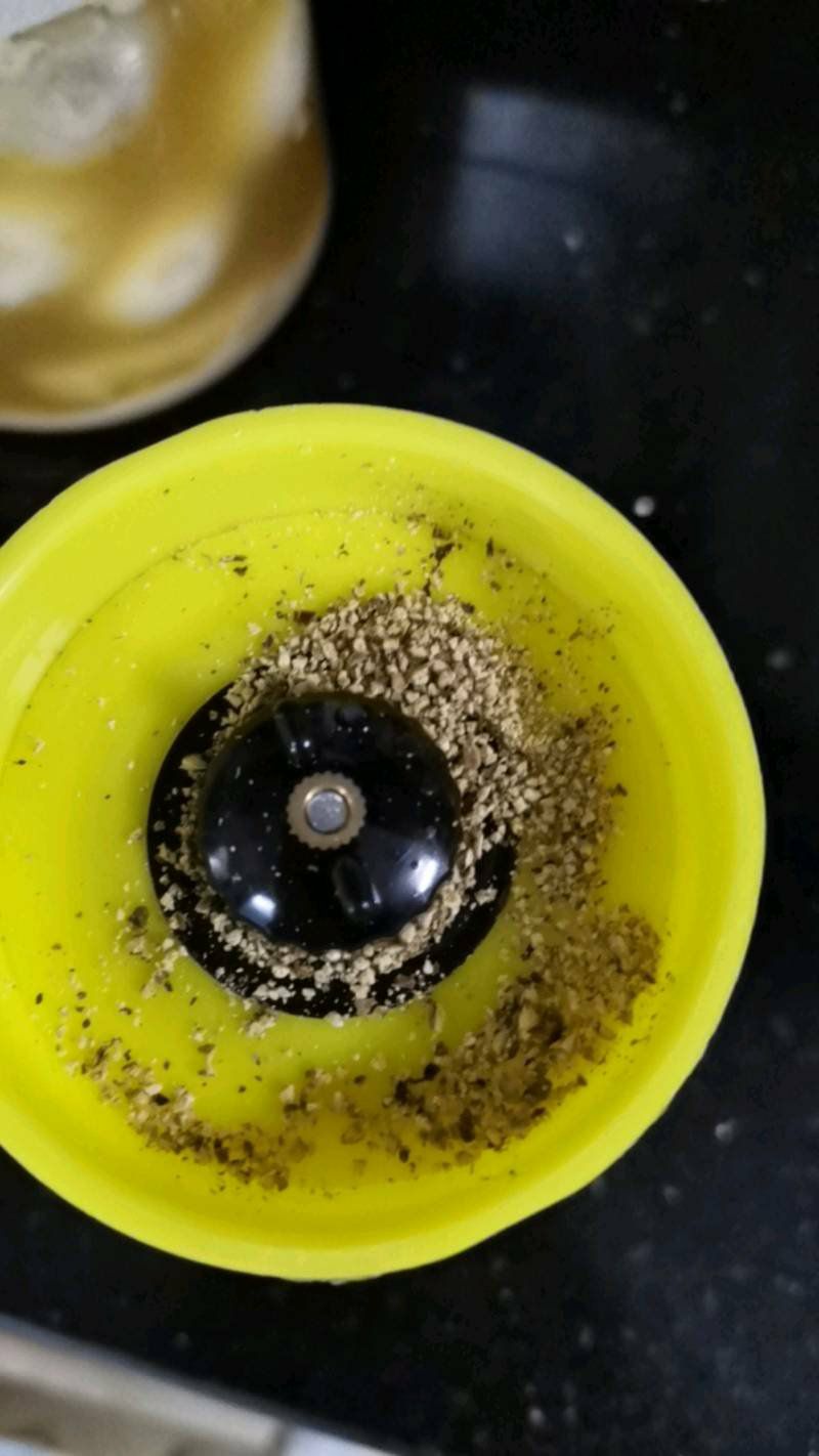 Máy xay cầm tay chắc chắn, bình thuỷ tinh đẹp, nhỏ gọn tiện lợi, xay tiêu mịn lắm, shop giao hàng nhanh, đóng gói kĩ, nên mua