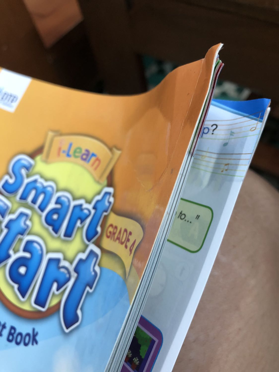 Mới nhận sách chiều nay, sách cũ, móp méo, cong góc hết