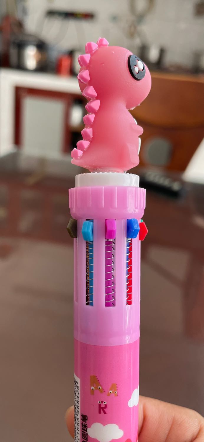 Mình mới nhận được 2 cây bút cho con.
1- Cây pony viết màu xanh nhạt ko ra mực
  - Cây khủng long viết màu hồng ko ra mực.
2– Vì trên ảnh được chọn lựa màu.  Nhà mình trọn bé gái Hồng , bé trai Xanh thì lại chuyển Hồng , Tím. 
Cũng hơi buồn vì hàng nhận lại bị 2 lỗi như vậy.