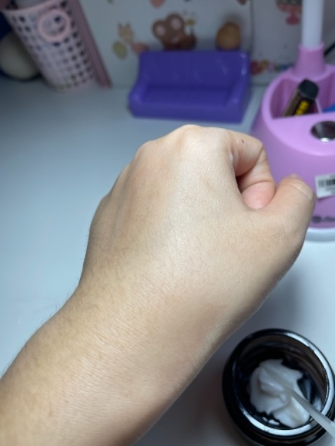 sản phẩm rẻ mà nhiều, tính ra rẻ hơn rất nhiều chổ bán trên sàn khác luôn mà an tâm là hàng 9 hãng. 
Nhiều quá k biết bao giờ sài hết
Bạn nào da dầu nên sài vì nó làm ráo da rất tốt nhưng mà sờ vào thì ẩm da chứ k khô
Nói chung da khô thì mua về thoa body chứ cấp ẩm k ăn thua rồi, k đủ ẩm với mình
Thoa lên sờ rất mịn như có thêm lớp bột phấn
Mùi hương dịu nhẹ k gắt