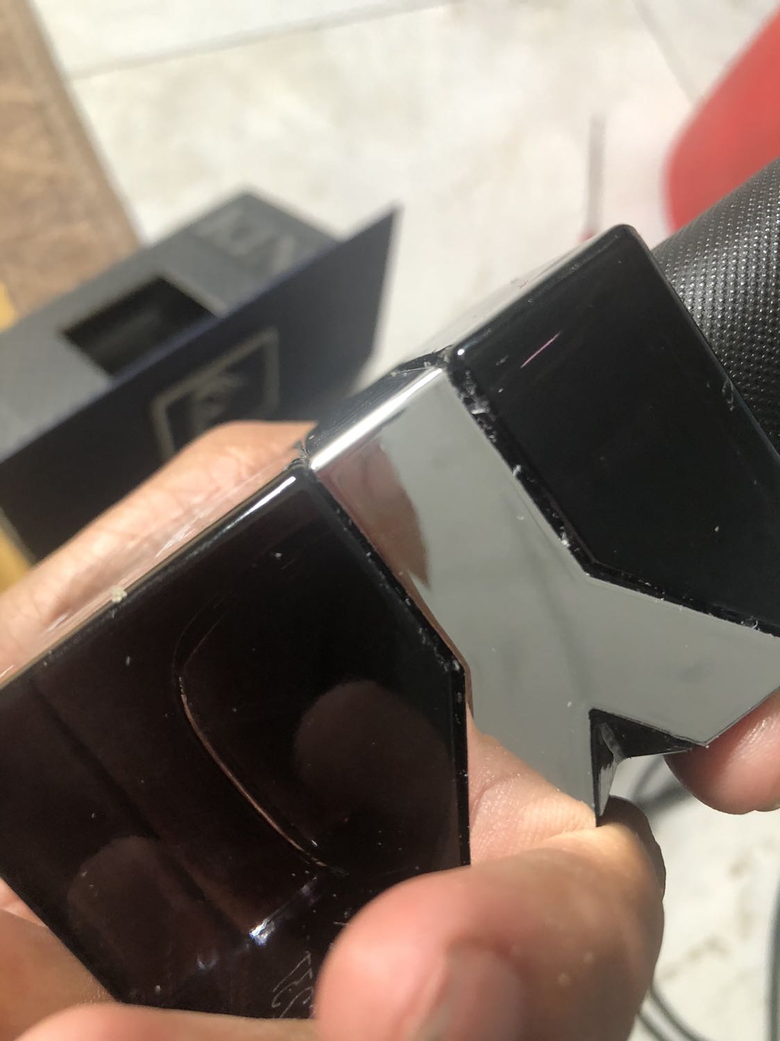 xử lí như hàng chợ tem thì rách chai thì dính đầy keo thừa.thấy tiki cũng uy tín nên đặt thử nhưng xem ra hương kb chuẩn r. trải nghiệm k hài lòng