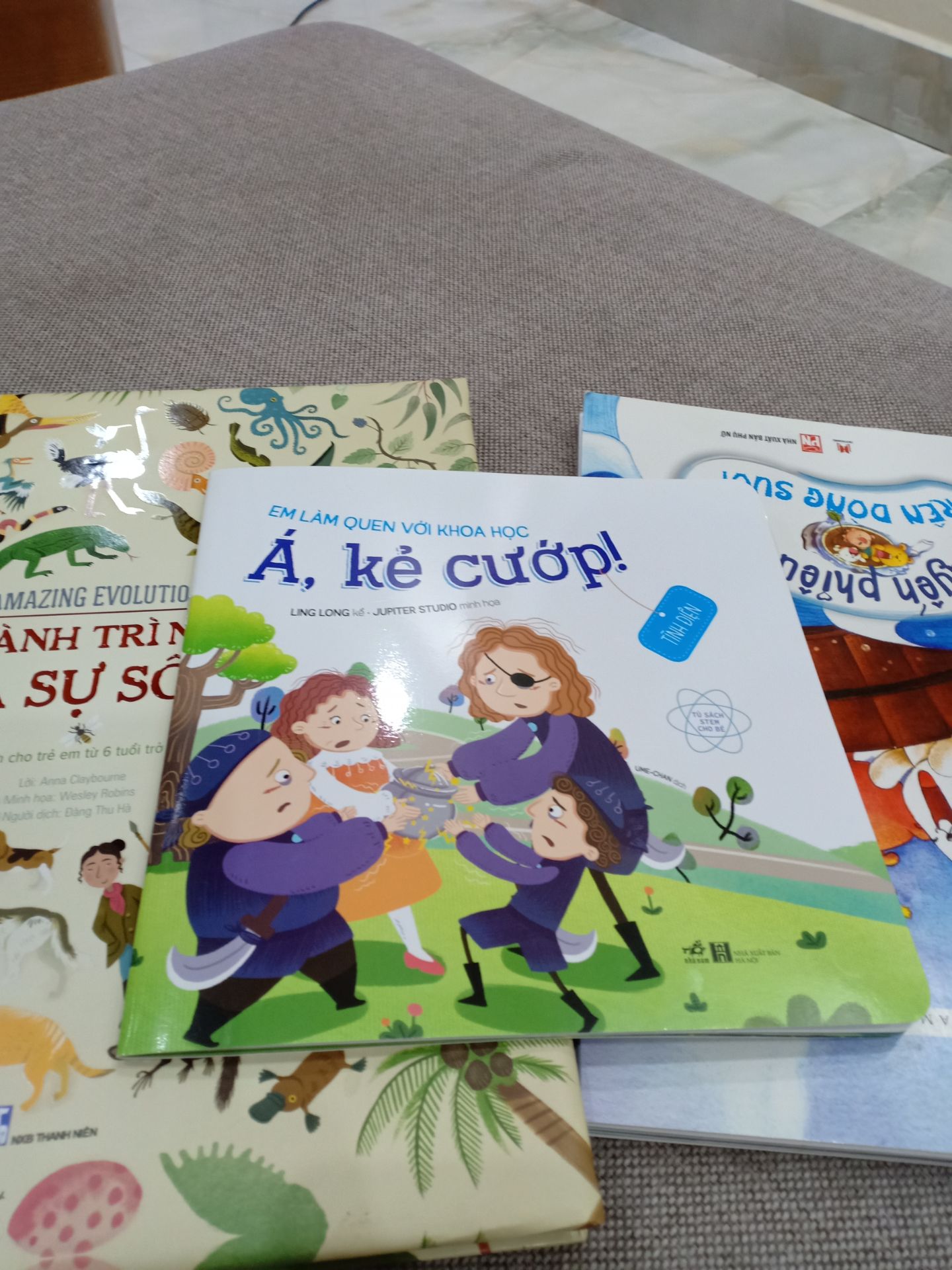 Sách hay, nội dung gần gũi khoa học gắn với cuộc sống. Mình mua cả bộ 8 quyển được giảm giá rất thích