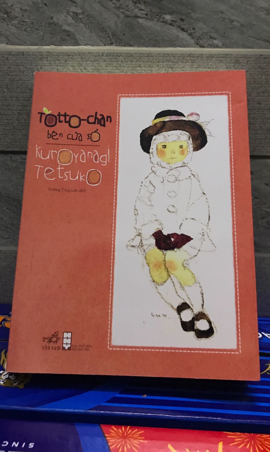 Quyển dách này rất hay và đầy ý nghĩa cho chúng ta thấy những cái nhìn của totto-chan (một cô bé nhỏ nhắn nhưng rất hiếu kỳ sôi nổi) về những điều mới mẻ khi được học ở trường TOMOE 
Thầy hiệu trưởng ấm áp 
Món ăn của biển và món ăn của núi
Những cuộc đi dạo
......
Còn tiki giao hàng tốt và rất okk!!!!