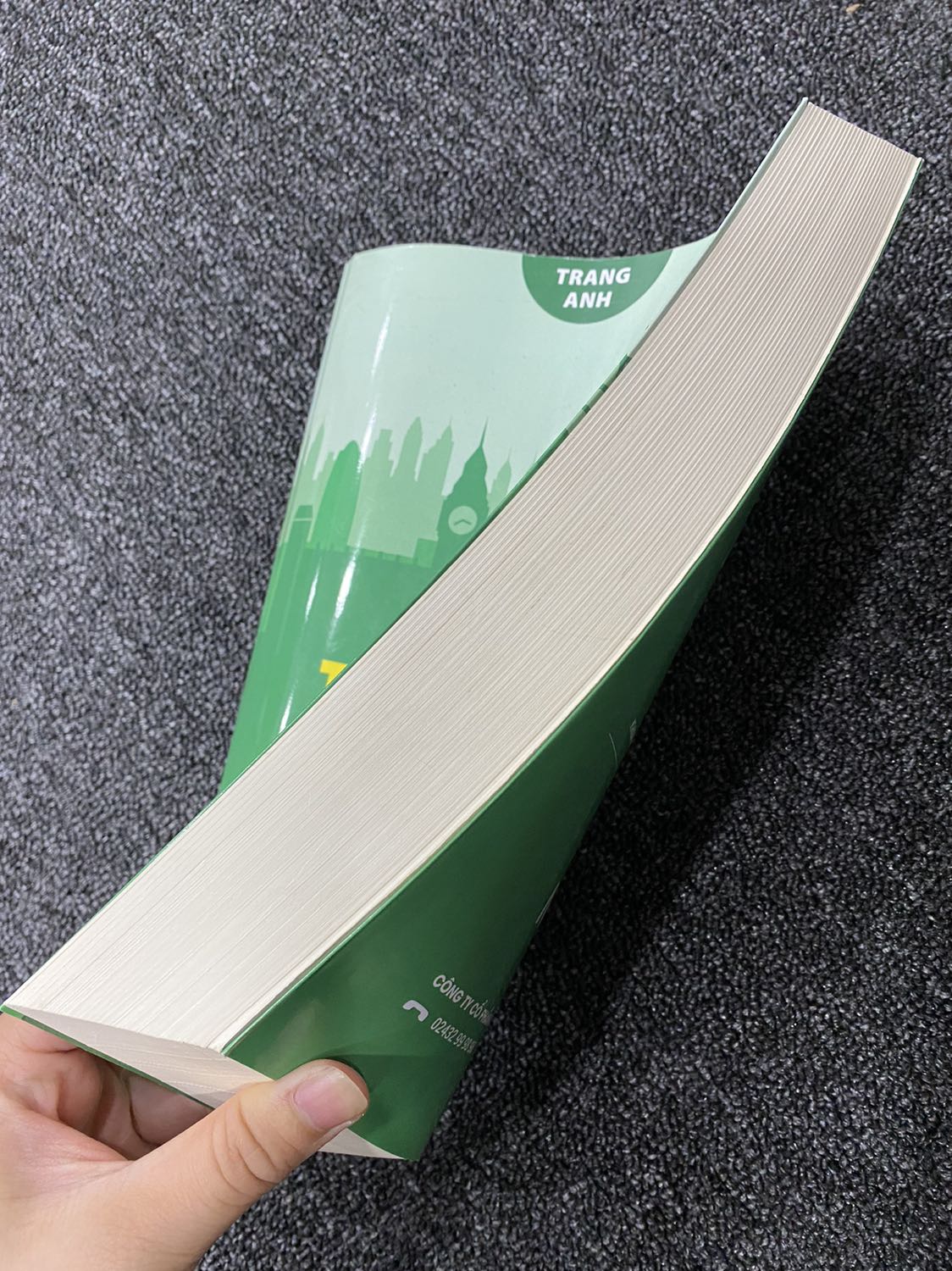 Sách đẹp lắm, cầm rất chắc tay, nặng đến nỗi mà táng vào đầu con bạn còn đau cơ mà, hihi. Đùa thôi nhưng mà đặt trên tiki ship max nhanh. Về sách thì, đầy đủ lý thuyết lẫn bài tập, còn có cả video xem của cô Trang Anh rất dễ hiểu nữa. Mình chưa thấy sách nào có 180k mà còn có cả khoá học như này, quá hời luôn. Các bạn nên mua nha. Có cả quà tặng flashcard cute lắm