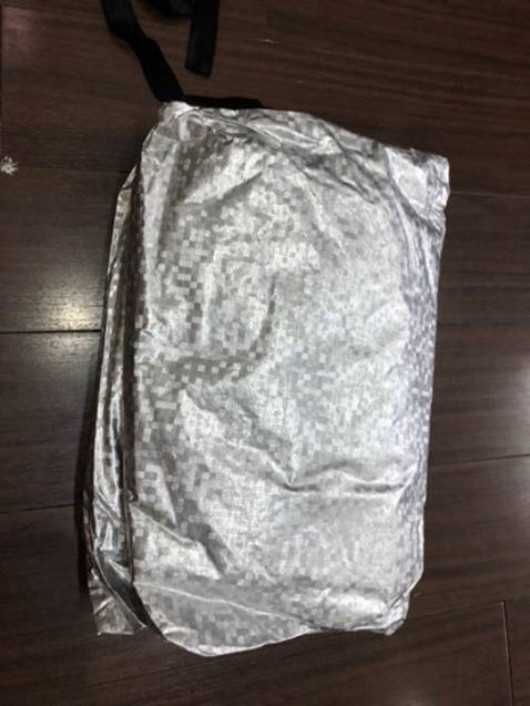 Bạt phủ kín xe có dây cài khuy cho đỡ bay bạt, đóng gói sản phẩm chắc chắn. Shop phục vụ tốt.

dày 3 lớp, tráng nhôm nhìn dày xịn. để xe ngoài nắng nhiều lúc rất xót xe, có cái bạt này mình thấy yên tâm hơn hẳn, dịu xe xuống, không bị xước sơn xe, ngoài ra cũng chống bụi , chống va quệt khi đậu ngoài trời, lốp bền hơn, ít bị lún xịt hơi!! Nói chung với mức giá này mua hàng chính hãng thế này cũng ok hơn hẳn!! quý vị an tâm mua hàng nha!