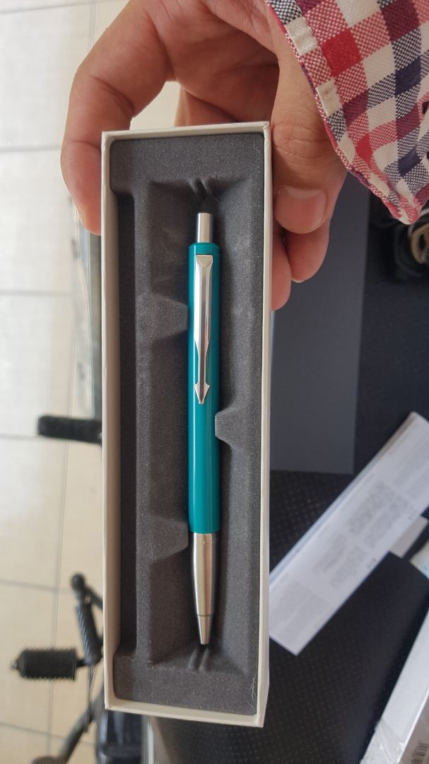 nhìn cũng ổn. màu không đẹp như trên hình. nhưng làm quà tặng thì cũng đc. hàng giao nhanh. đóng gói tốt.