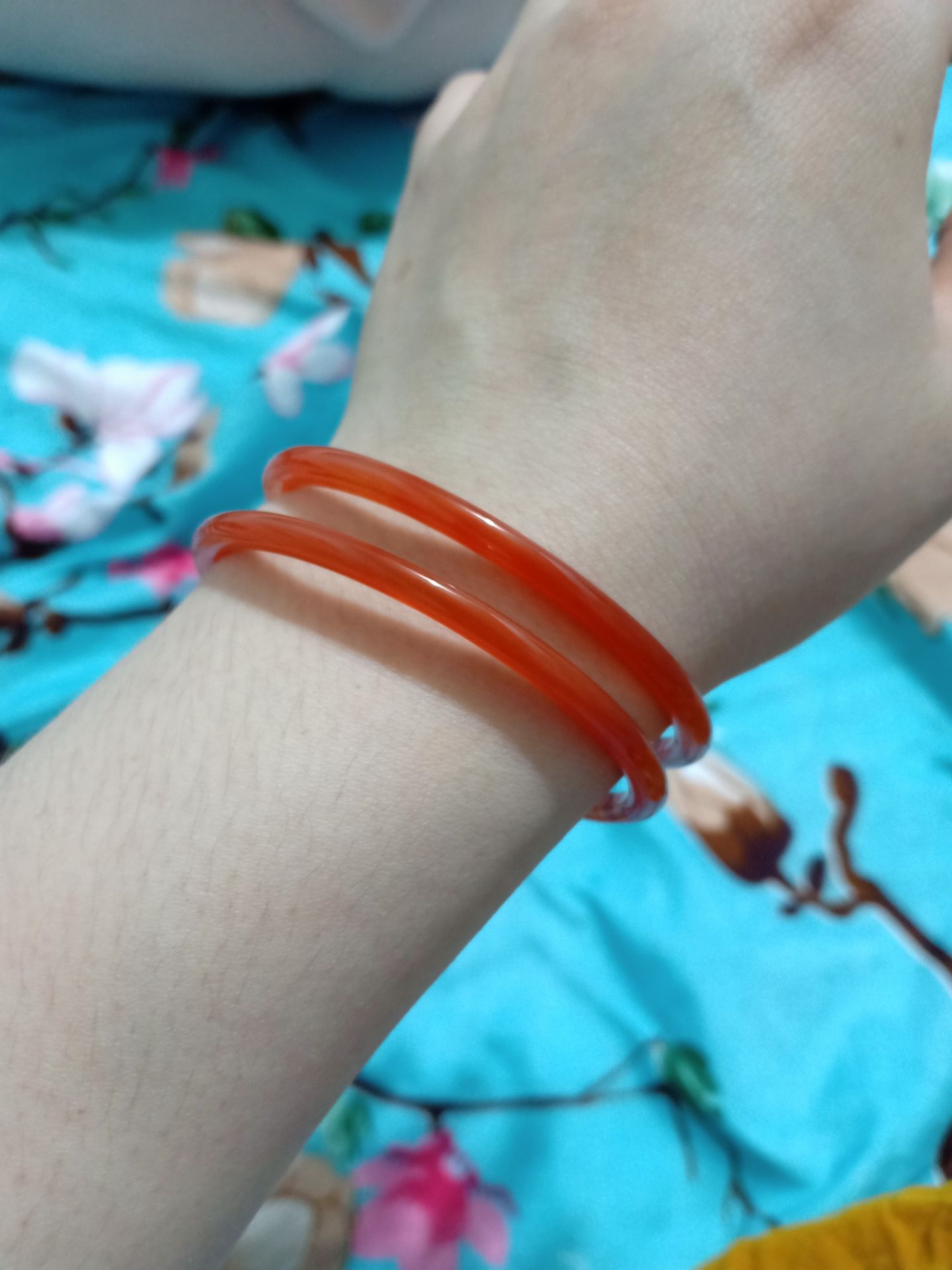 vòng nhỏ xinh, đeo lên tay cảm giác dễ chịu, shop đóng gói kỹ, và có cả phiếu bảo hành.