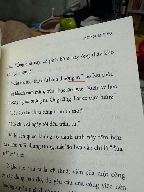 Tiki đóng gói giao hàng nhanh, quyển này mình k được chọn bao sách huhu.
Sai chính tả quá nhiều, không muốn đọc luôn.
Cốt truyện, tình tiết không có trinh thám, kỳ bí, kinh dị gì lắm. Có yếu tố xã hội nhưng không nhiều đạo lý. Xoay quanh tiệm sách cũ và cuộc sống của những khách hàng đến mua sách. Đọc giải trí thôi!