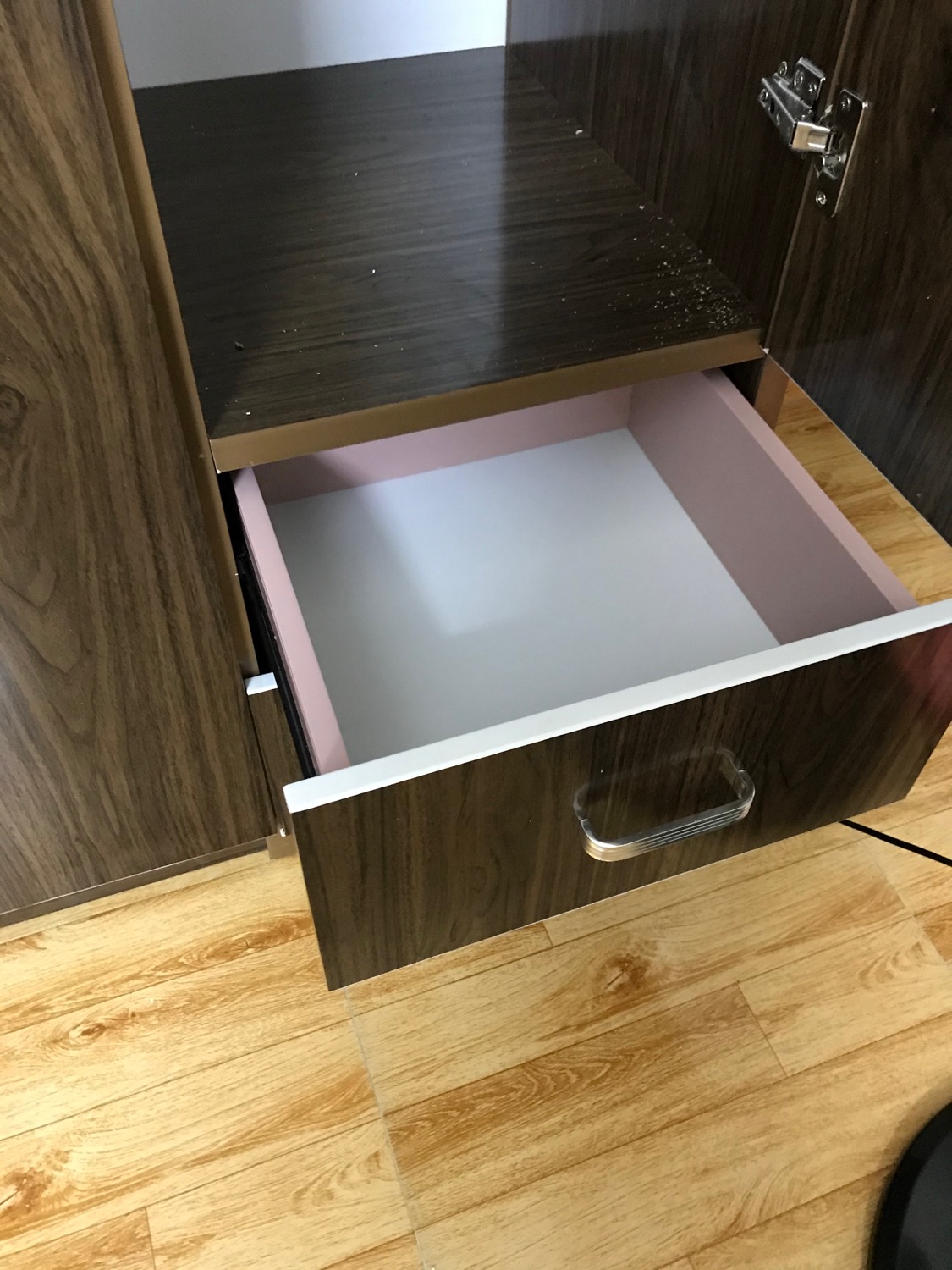 Mình đặt hàng thấy ship nhanh hơn dự kiến. Sản phẩm đẹp, chắc chắn. Các bạn lắp đặt làm việc cẩn thận, tỉ mỉ, nhiệt tình. Cám ơn Shop và Tiki