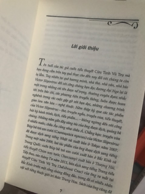 Cuốn này chưa biết nội dung sao vì mình mới nhận hàng, nhưng mà mình chê cái khổ sách sao mà nhỏ so với độ dày 651 trang, điều đó khiến cho lúc mở sách để đọc sẽ dễ bị gãy sách. 
Phải mà khổ to một chút thì tuyệt vời rồi. Sách từ năm 2013 nhưng còn khá mới.
Shop giao hàng nhanh, đóng gói rất cẩn thận.