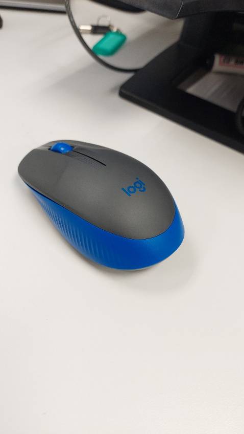 Chuột cầm vừa form tay to,  di chuyển nhạy và nút nhấn tốt.  Đúng chuẩn hàng logitech