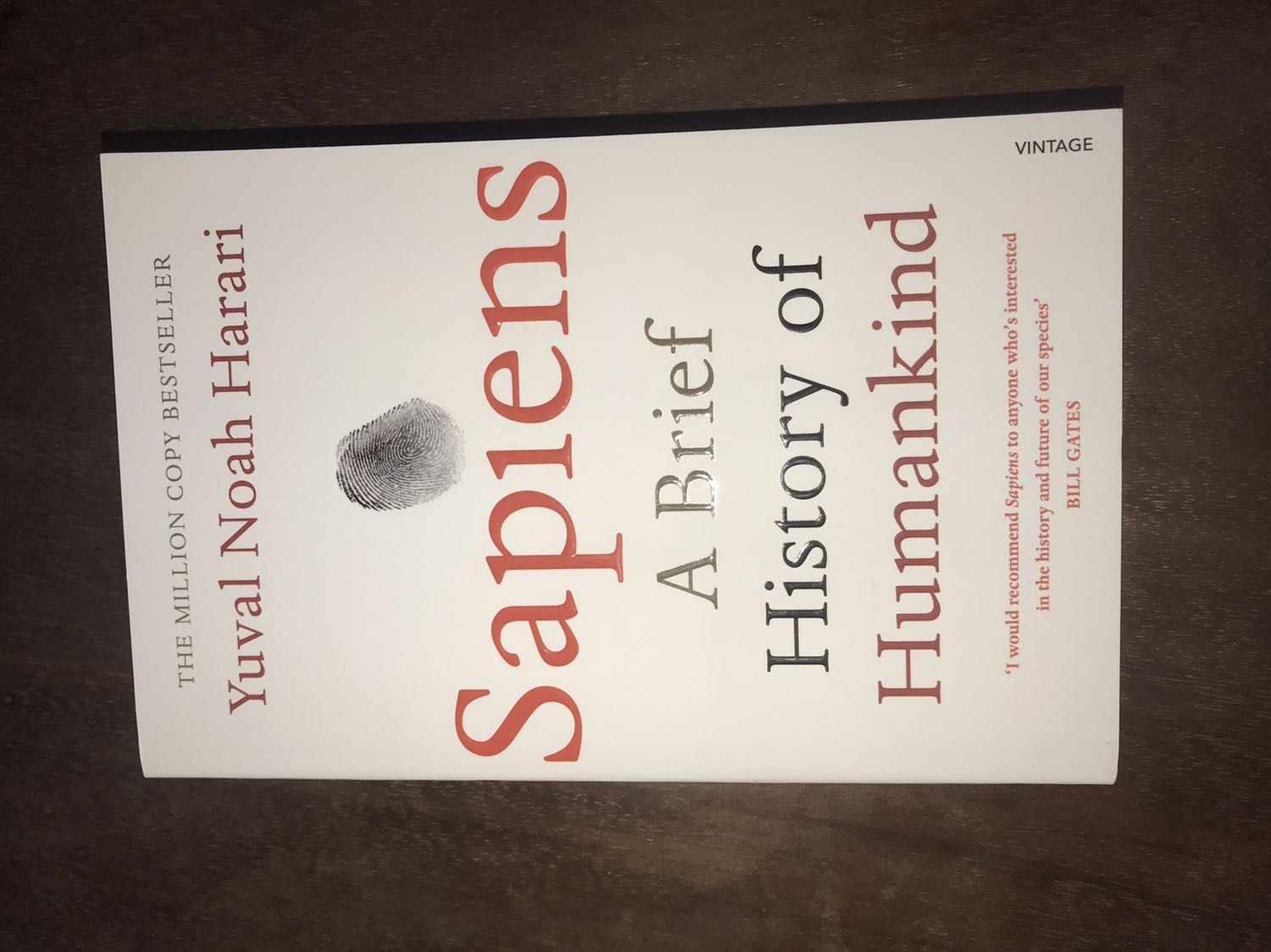 Fahasa đóng hàng rất cẩn thận. Sách bìa mềm, giấy hơi ngả vàng, chất giấy dày dặn rất chất lượng. Sách khổ nhỏ và cầm nhẹ tay. Tuy nhiên thì bìa sách dễ bám bẩn nên khi đọc cần cẩn thận. Sách chất lượng so với mức giá. Nhận xét này không bao gồm nội dung của sách.