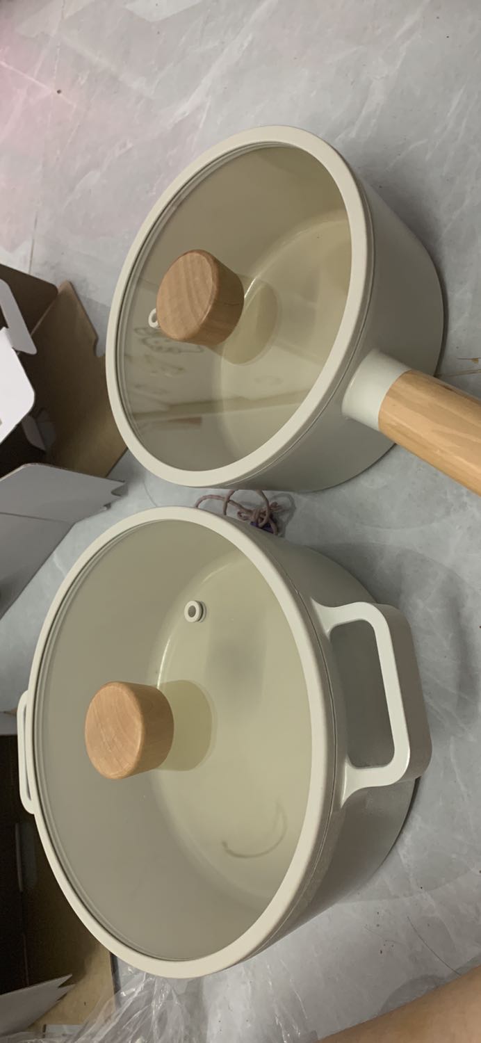 Hàng đẹp lắm shop, ước gì có tiền mua trọn bộ, Nồi như mô tả, size 18 nhưng cũng to lém ạ, kho thịt cá uk