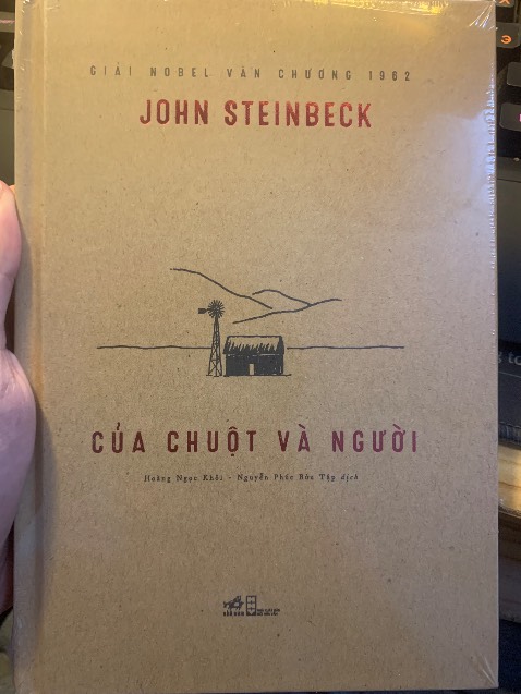Chất lượng sách rất tốt, mik rất thik bia cứng. Thiết kế cũng rất là đơn giản và đẹp. Gợi cho ta về những năm 30s của cuộc Đại Suy Thoái của nước Mỹ, khi mà sự thiếu thốn kinh tế và nạn thất nghiệp đang diễn ra.