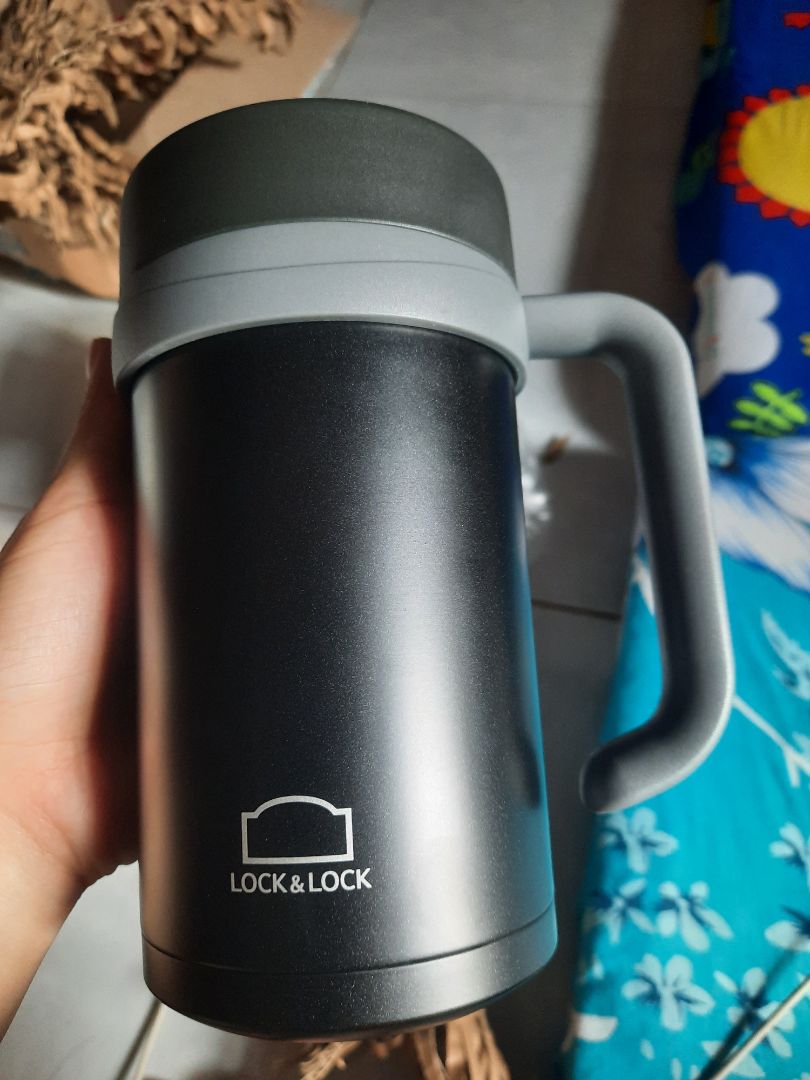 Hàng giao về bị móp 1 bên hộp. Shipper giao hàng thì thảy hộp ( cũng không mạnh lắm) xuống đất trong khi trên hộp ghi hàng dễ vỡ :) Bình oke, hơi bị mùi nhựa ám bên trong.