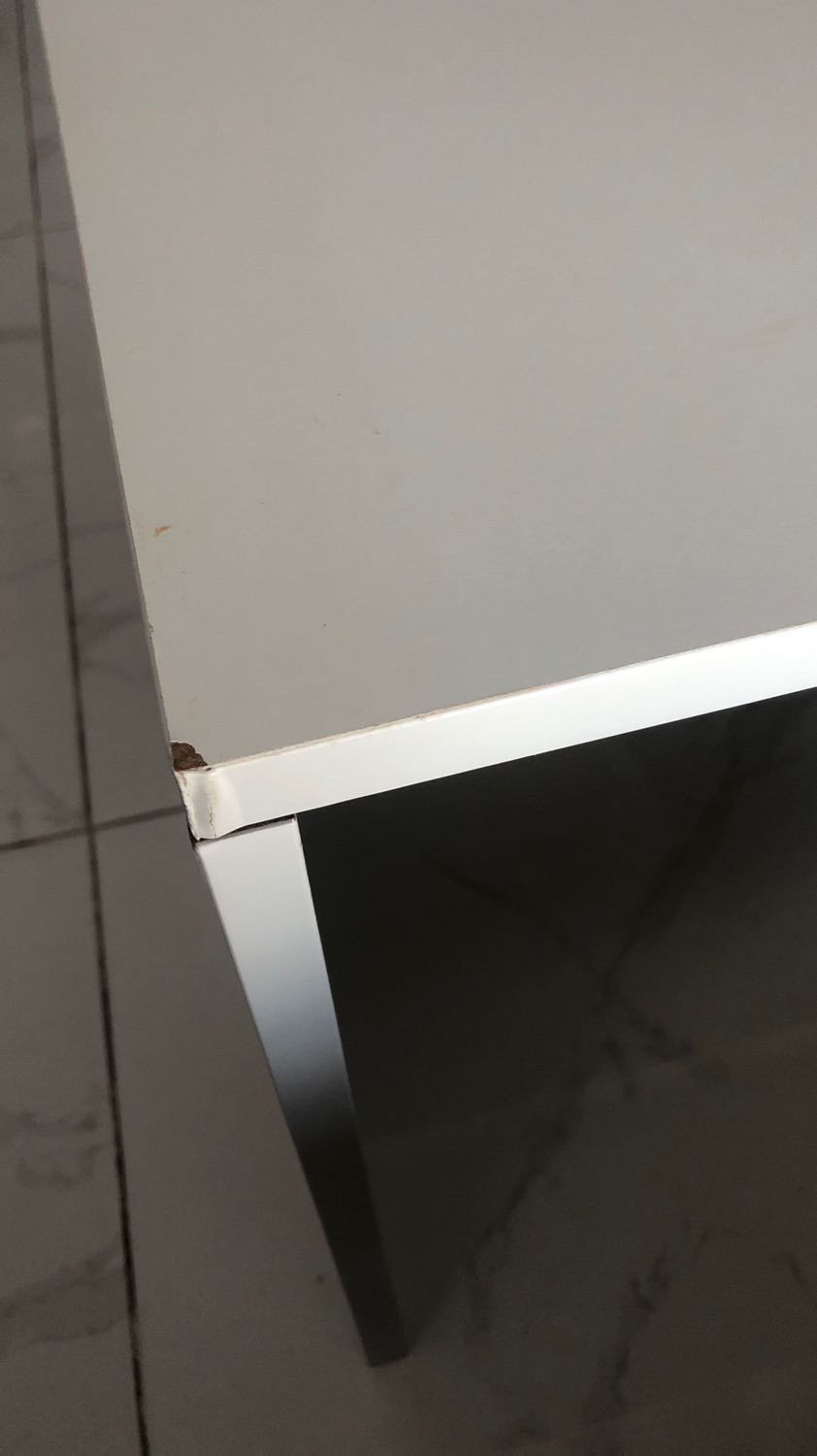 Bàn đóng gói không kỹ bị móp tróc sơn. Hơi khó lắp không có giấy hướng dẫn Bàn đóng gói không kỹ bị móp tróc sơn. Hơi khó lắp không có giấy hướng dẫn