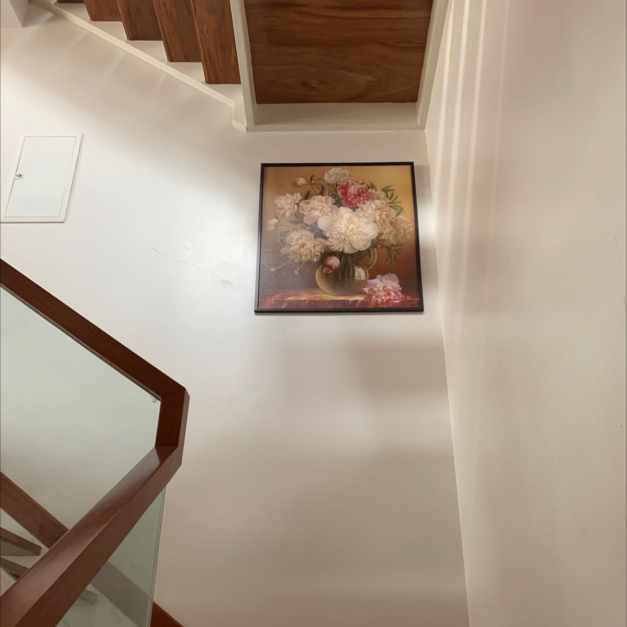 Tranh, khung đẹp nhưng mỏng, mặt sau bằng giấy thì không tốt, không bền  và làm cho bức tranh không chắc chắn. Cần phải cải tiến lại việc đóng tranh thì sẽ được khách hàng lựa chọn lại nhiều hơn.