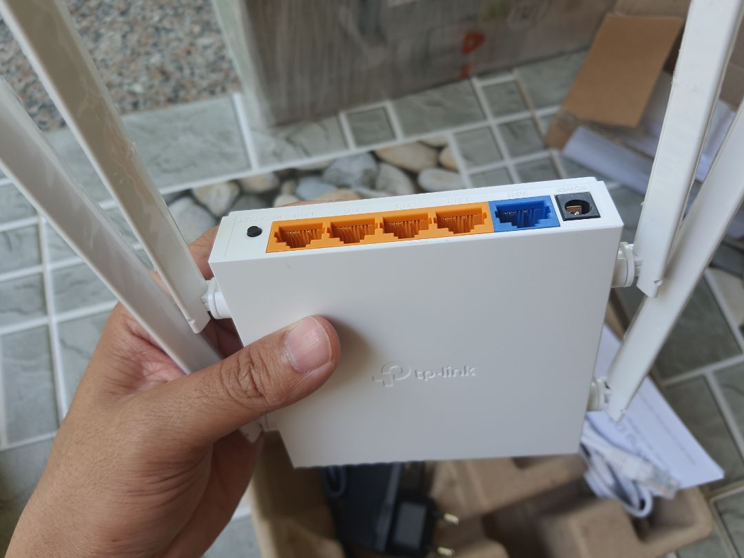 Nhận hàng trưa nay 20/5/21
Ko cần cài đặt,  chỉ cắm dây mạng vào cổng WAN dùng luôn 2 băng tầng có sẵn  (user vs pass  Có in ở mặt dưới thiết bị). ban đầu thấy ổn. mình sẽ *** tốc độ đăng lên sau nhé!