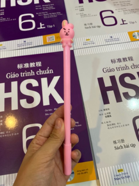 Chất lượng tốt, mua combo giá rẻ hơn các hiệu sách ở bên ngoài rất nhiều, còn được tặng kèm viết. Hơi buồn vì các bài tập nhỏ liên quan đến ngữ pháp trong sách học không có đáp án tham khảo.