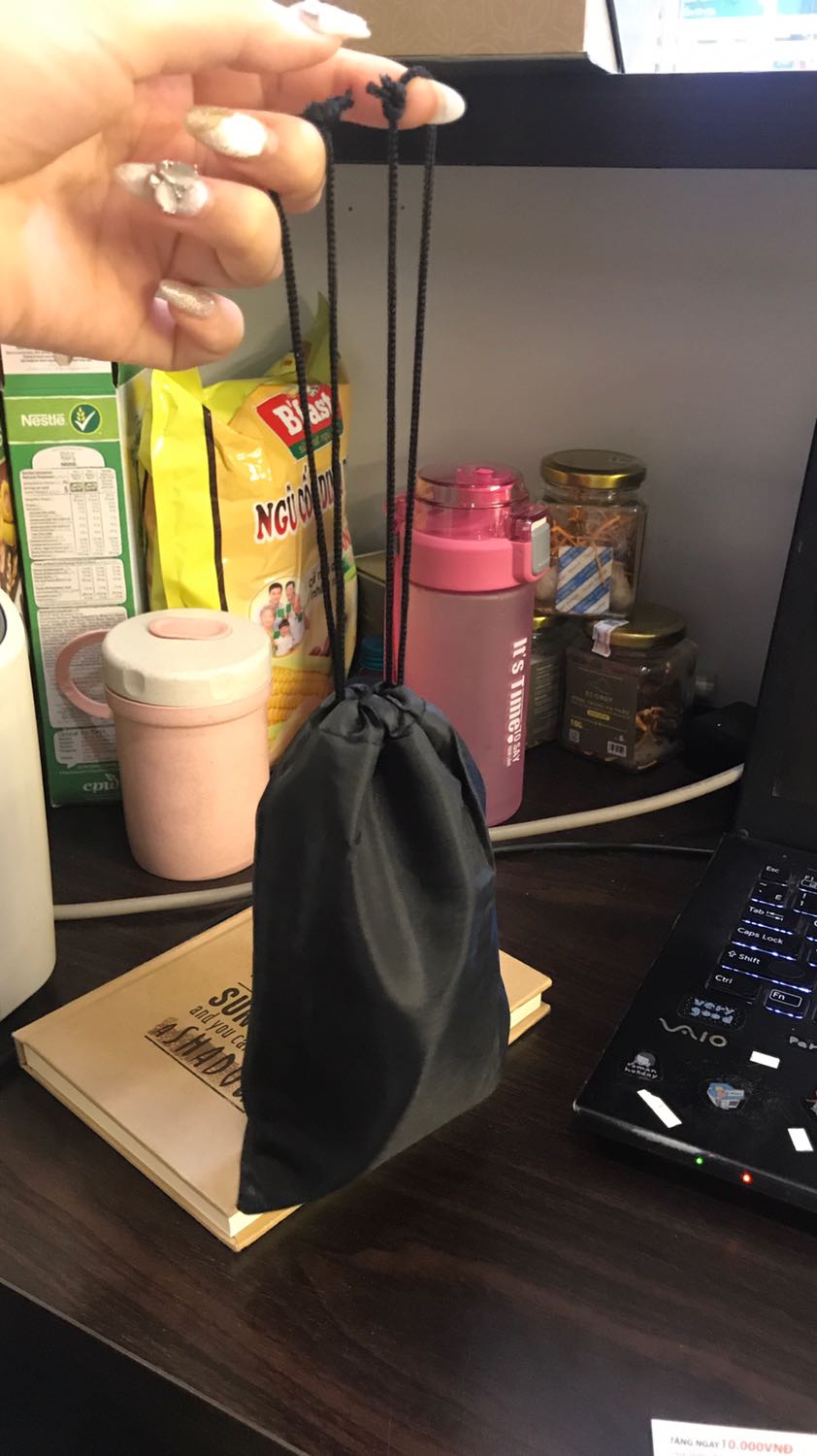 Bọc từng cái trong túi nilon và có túi rút để nhét tất cả vào tiện cực. Có kèm tờ hướng dẫn từng động tác cho b nào chưa biết tập nnao nhé. Còn kèm quà tặng 10k khi quyét mã ở thẻ cảm ơn rồi gửi *** cho shop nha. Nên muaaa mngggg ơi