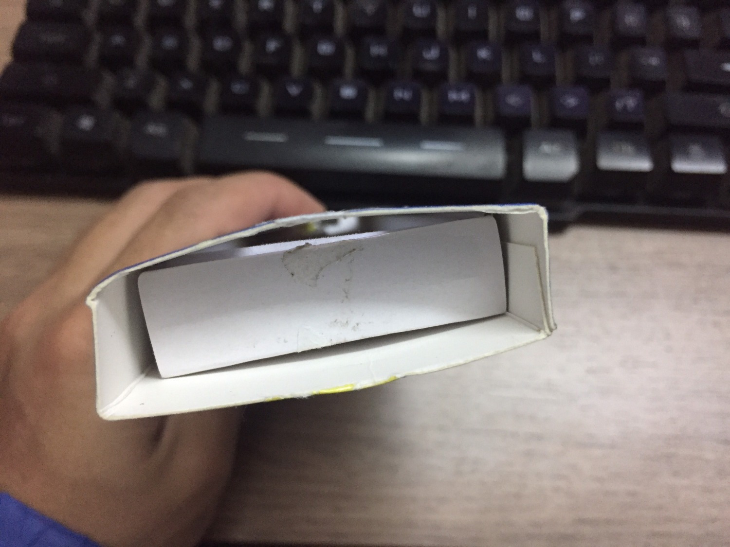 khi nhận hàng mình thấy hộp của hãng sản xuất đã được bóc, không biết nhà phân phối bóc ra để dán tem bảo hành vào hay là làm gì. Rồi sau đó dán team niêm phong màu vàng lại. Vì thế tôi nghi ngờ phân vân không biết có phải là hàng mới hay hàng bóc máy. Vì vậy cần giải thích từ shop.
Còn khi xem hàng thi thấy Ok, lắp vào chạy OK, chưa có lỗi gì