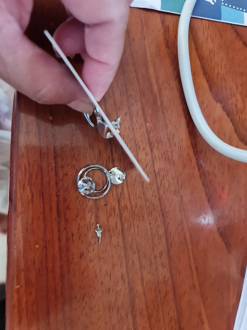 bông tai (1 chiếc thì cong, chiếc bị gảy) tệ thật bông tai (1 chiếc thì cong, chiếc bị gảy) tệ thật