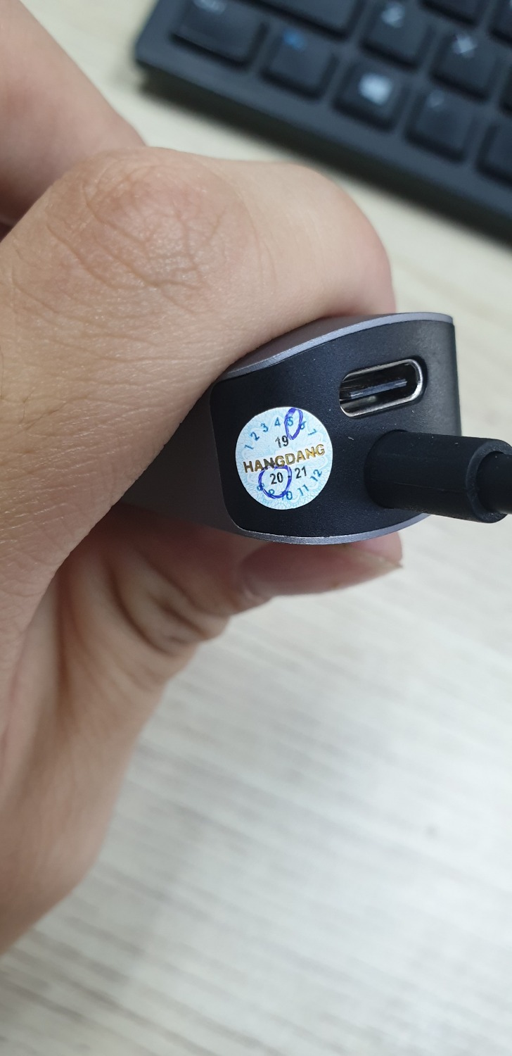 Không hiểu vì sao tem bảo hành lại đánh dấu tháng 5 trong khi mình mua tháng 6 và ngoài ra không nhận được phiếu mua hàng theo yêu cầu bảo hành trong mô tả sản phẩm.
Ngoài ra, khi mở hộp thì hub lại có mấy vết bẩn trắng khá nhiều chỗ. Các cổng thì chưa kịp *** hết vì vừa mới nhận hàng nên chưa rõ hoạt động ok hết không