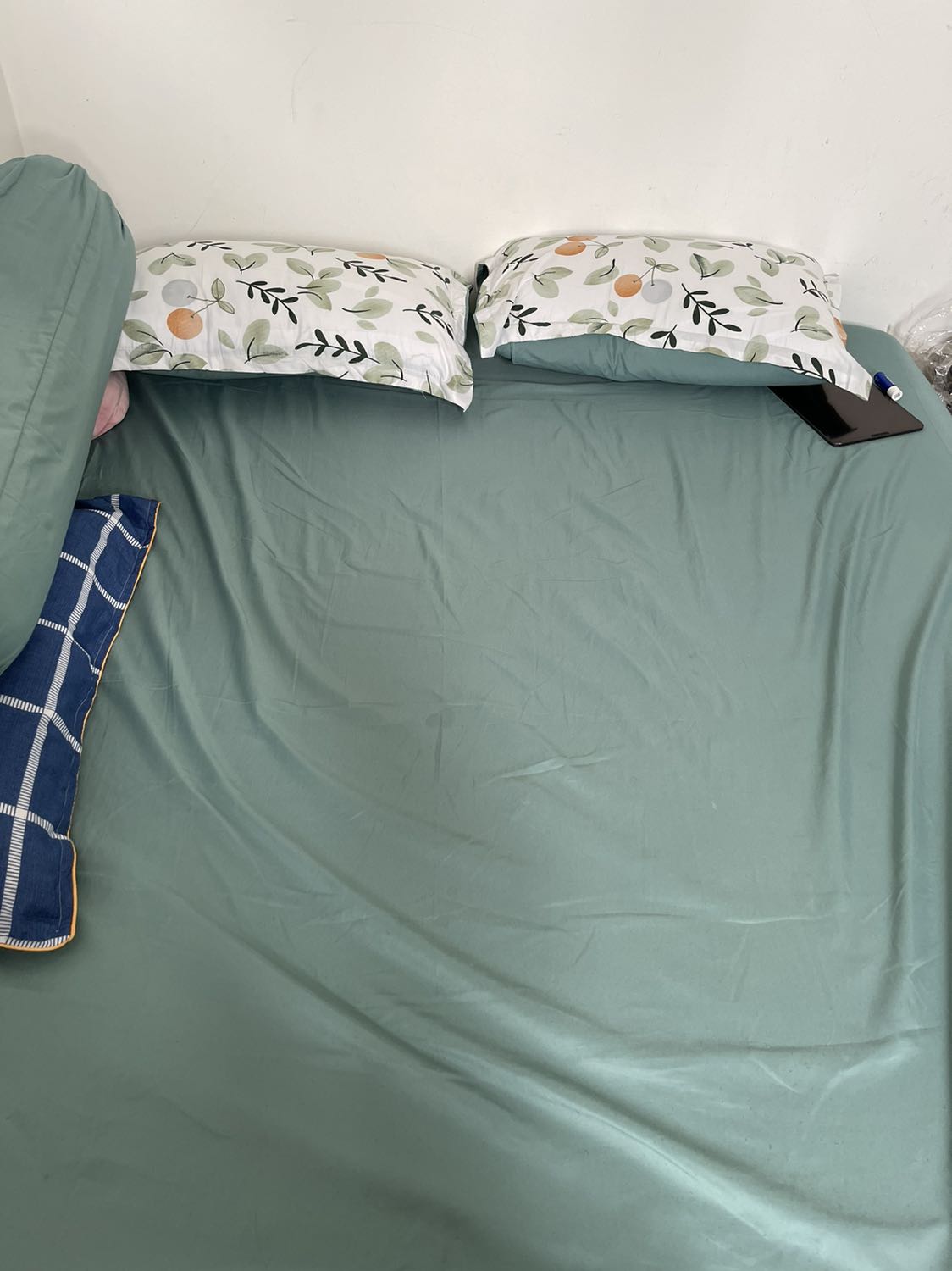 Mình order xong còn dc một bạn từ Ru9 gọi đến để confirm và giới thiệu nhanh về sản phẩm, rất ưng ý. Nệm được hút chân không và đóng gói kỹ. Bạn giao hàng giúp mình mang nệm lên tận phòng. Nệm dày, nằm cực êm. Hình ảnh có bộ ga giường là đi riêng nhé, mình lười gỡ ra để chụp