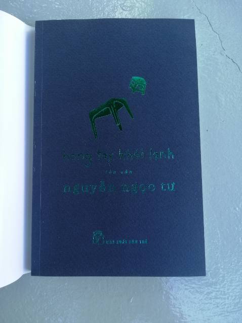 Tập truyện ngắn gồm 2 phần 

"Giả tưởng sau tận thế" & "Hong tay khói lạnh"

Mỗi phần đều mang một nét riêng, 

nếu ở GIẢ TƯởNG SAU TẬN THẾ ta được tác giả dẫn dắt đến Ngầm, thế giới vừa thật vừa ảo khiến con người ở đấy nhớ nhung, tiếc nuối cái thế giới Bề Mặt, nổi bật hơn là cái nỗi thèm trở về Bề Mặt, và thoang thoảng là lời báo động nhẹ nhàng mà thấm thía về tình trạng hủy hoại môi sinh gây ra bởi chính loài người.

còn HONG TAY KHÓI LẠNH, là phần gồm nhiều truyện ngắn thấp thoáng dáng vẻ buồn mang mác, thứ cảm xúc quen thuộc ta dễ bắt gặp khi đọc truyện Nguyễn Ngọc Tư. Có truyện chỉ trên 2 trang sách, nhưng bằng ngòi bút độc đáo, tác giả mô tả "Việc nhà" bằng hàng loạt từ ngữ không liên quan đến cái chổi, cái giẻ, hay bất cứ đồ vật hay hành động gì liên quan nhưng lại rất dễ dàng đồng cảm. Ồ đúng nó là việc nhà.

Cảm ơn tác giả, cảm ơn các bạn đã đọc phần phản hồi này.