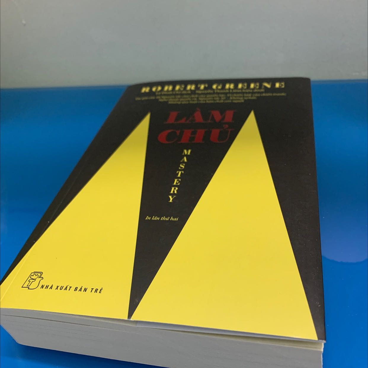 Sản phẩm: làm bằng loại giấy mình k rõ là loại gì, không bóng, 525 trang nhưng cầm khá nhẹ, tuy nhiên hơi bị bong tróc phần cạnh.
Nội dung: sách không nói về cách để làm chủ doanh nghiệp. Mà là hướng dẫn bạn lựa chọn một con đường nghề nghiệp phù hợp với đam mê và phát triển nó tốt nhất để đạt được thành tựu. (Làm chủ có nghĩa là làm chủ một ngành, một sự nghiệp).