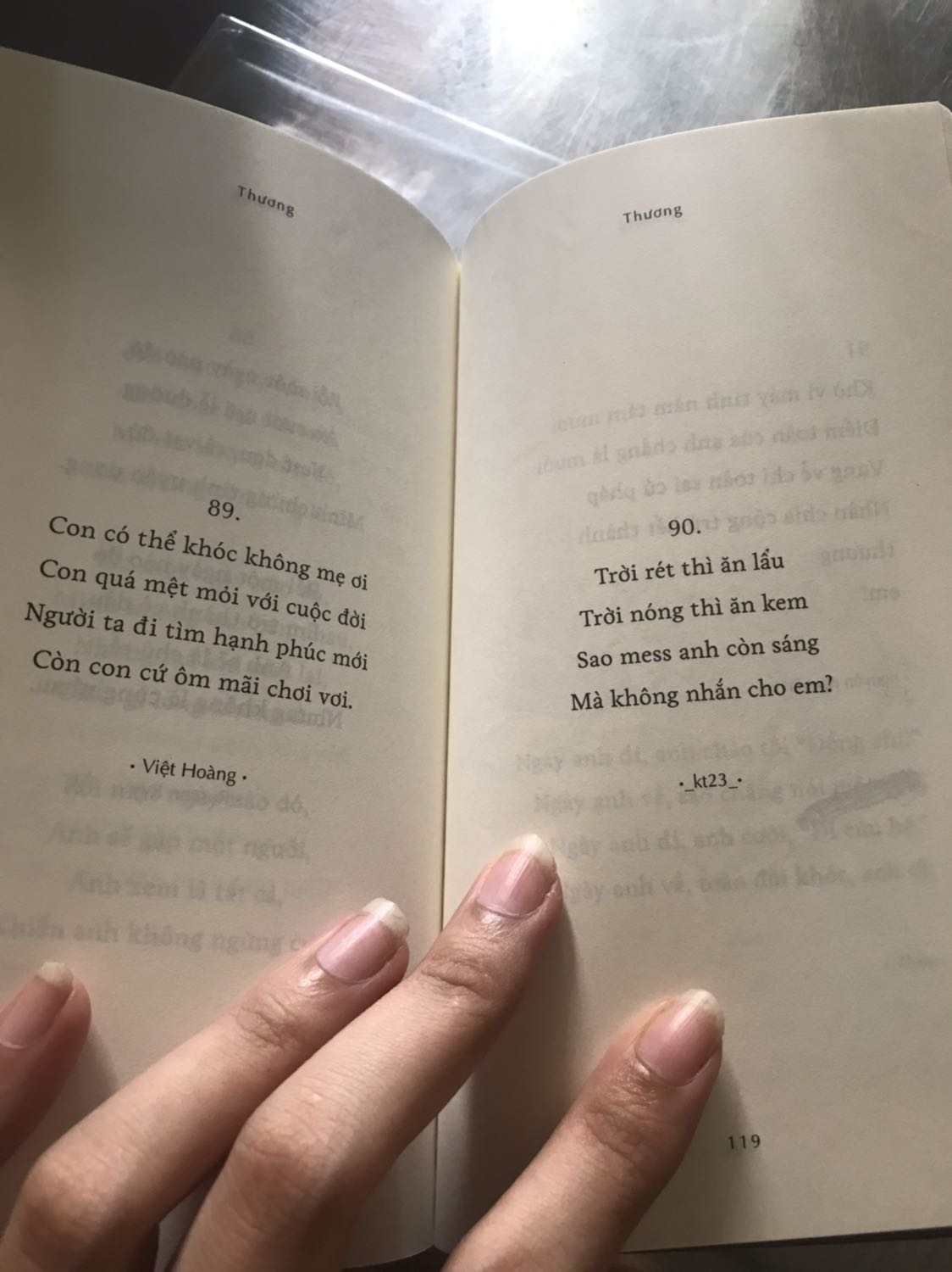 Tiki đóng gói tốt lắm nhé. Bỏ vô hộp giấy giữ cho sách ko bị hư hỏng. Sách còn mới hoàn toàn luôn. Được tặng kèm bookmark. Về nội dung thì đây là một tập thơ. Thương ở đây chủ yếu về tình cảm lứa đôi. Những bạn nào có tâm hồn mong manh và sống nội tâm thì đây là một quyển thơ đáng để chiêm nghiệm