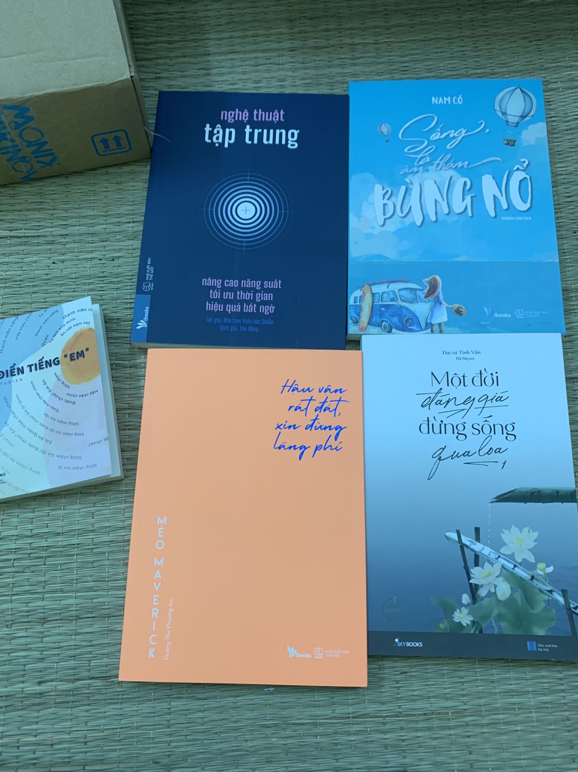 Thực sự buồn vì mình mua sách tiki lâu rồi nhưng mà lần này nhận được quyển này rất buồn, đặt mua mới nhưng lại là sách cũ, bìa bên ngoài bị bẩn như dính nước trà, có vệt vàng ố, nhìn sách cũ lắm. Còn các quyển khác thì oke, sách đẹp nội dung hay, đóng gói kĩ càng, mua sale nên sách cũng ko được bọc như mua chuẩn. Mong Tiki kiểm tra và khắc phục để mn ko phải nhận sách như mình. Vẫn đánh giá 5 sao ủng hộ. Mong các bạn khắc phục và trả lời mình sớm. Thanks Thực sự buồn vì mình mua sách tiki lâu rồi nhưng mà lần này nhận được quyển này rất buồn, đặt mua mới nhưng lại là sách cũ, bìa bên ngoài bị bẩn như dính nước trà, có vệt vàng ố, nhìn sách cũ lắm. Còn các quyển khác thì oke, sách đẹp nội dung hay, đóng gói kĩ càng, mua sale nên sách cũng ko được bọc như mua chuẩn. Mong Tiki kiểm tra và khắc phục để mn ko phải nhận sách như mình. Vẫn đánh giá 5 sao ủng hộ. Mong các bạn khắc phục và trả lời mình sớm. Thanks